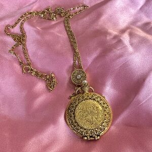 Elegant Gold Pendant Necklace